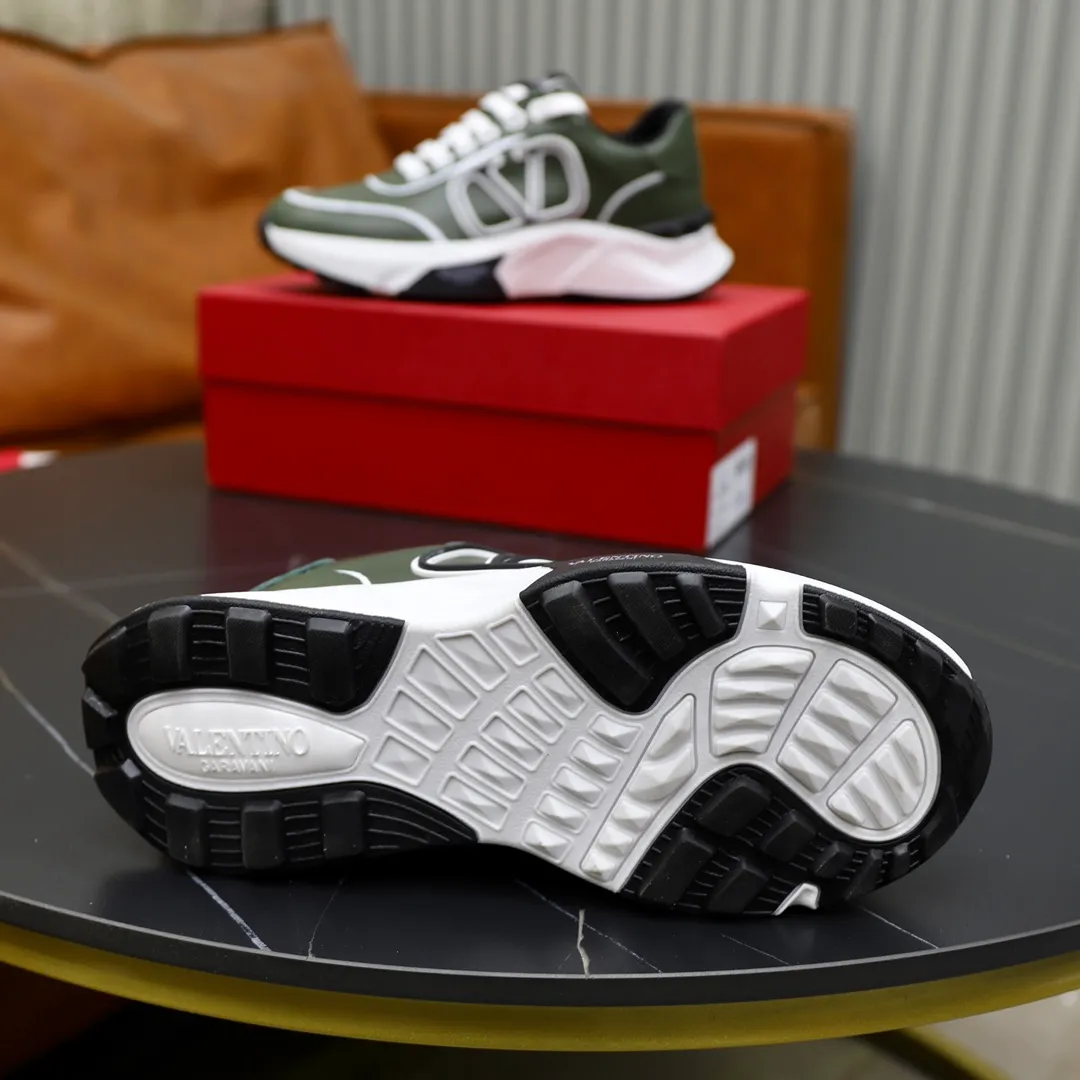 Ex-factory price: 460💰VALENTINO/Valentino 2025s men's latest low-top thick-soled sports shoes are shipped. Made with heavy industry, men's fine casual sports shoes, versatile style. Original leather, rubber lines embellished with geometric segmentation uppers, hand-sewn, novel and fashionable, rubber soles with rivet details on the front and back, VALENTINO GARAVANI LOGO printed on the side, and Valentino Garavani decorative inlay on the tongue. Logo, comfortable, breathable and durable on the feet! Comes with full original packaging! Code number: 38-39-40-41-42-43-44 (45 can be customized)